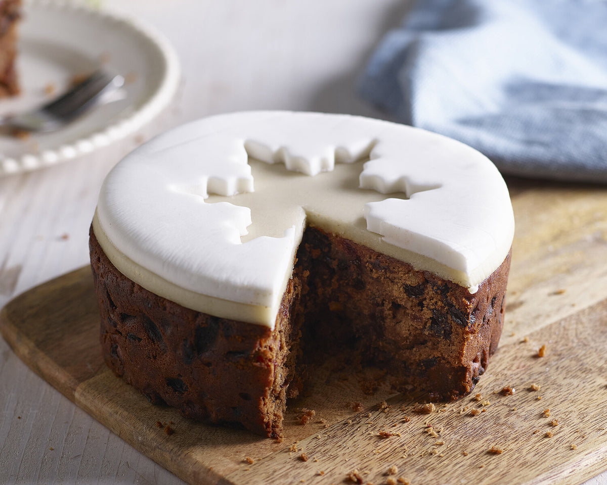 Christmas cake ideas with snow flake shaped icing