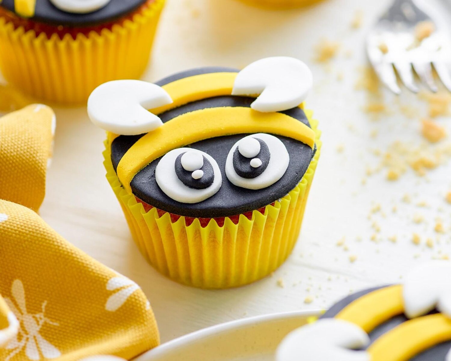 Step-by-Step Iced Bee Cupcakes