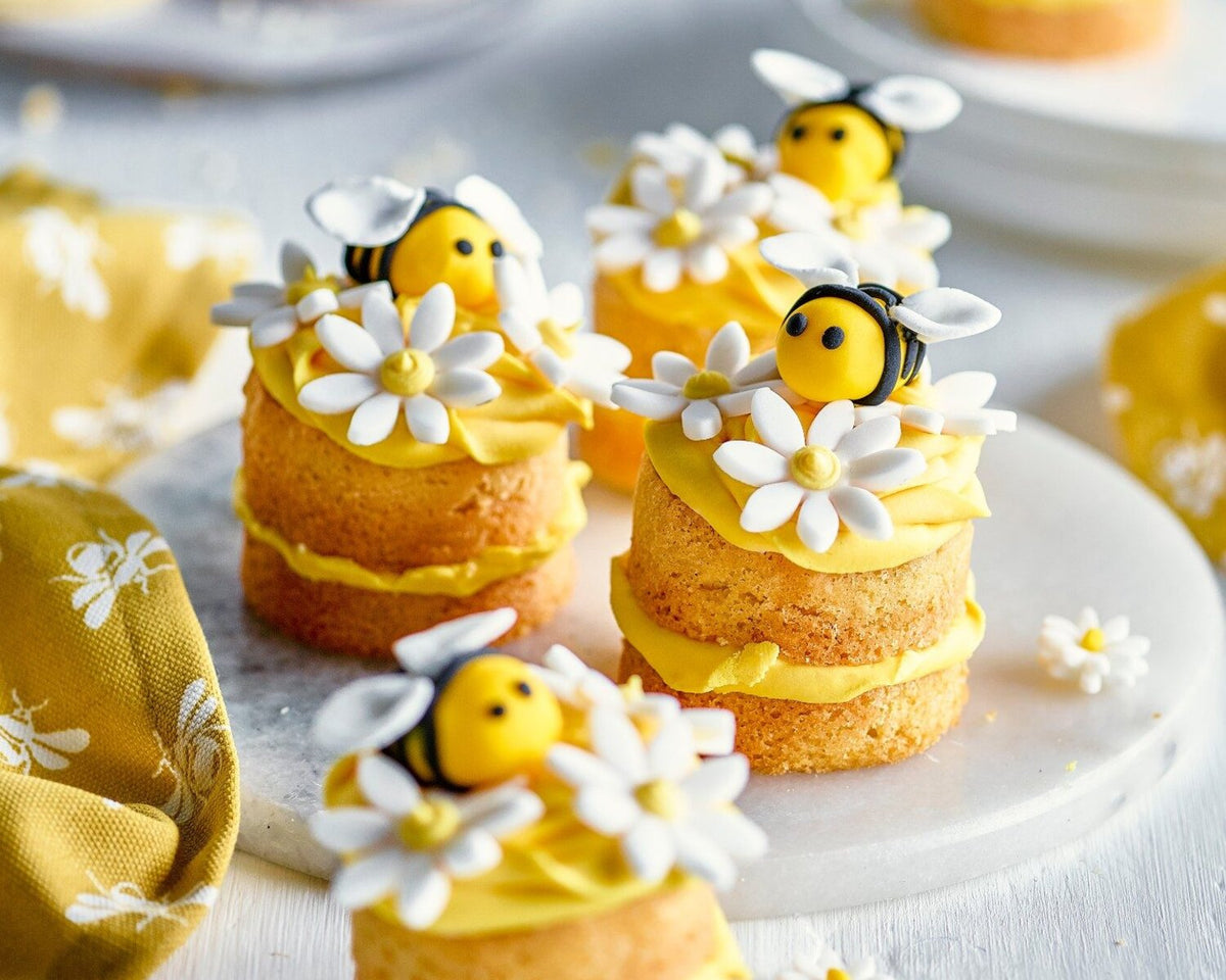 Step-by-Step Bee Mini Sandwich Cakes